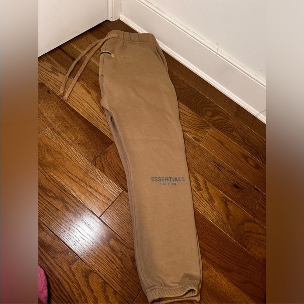 ESSENTIALS SWEATPANTS SIZE LARGE FITS LIKE MEDIUM